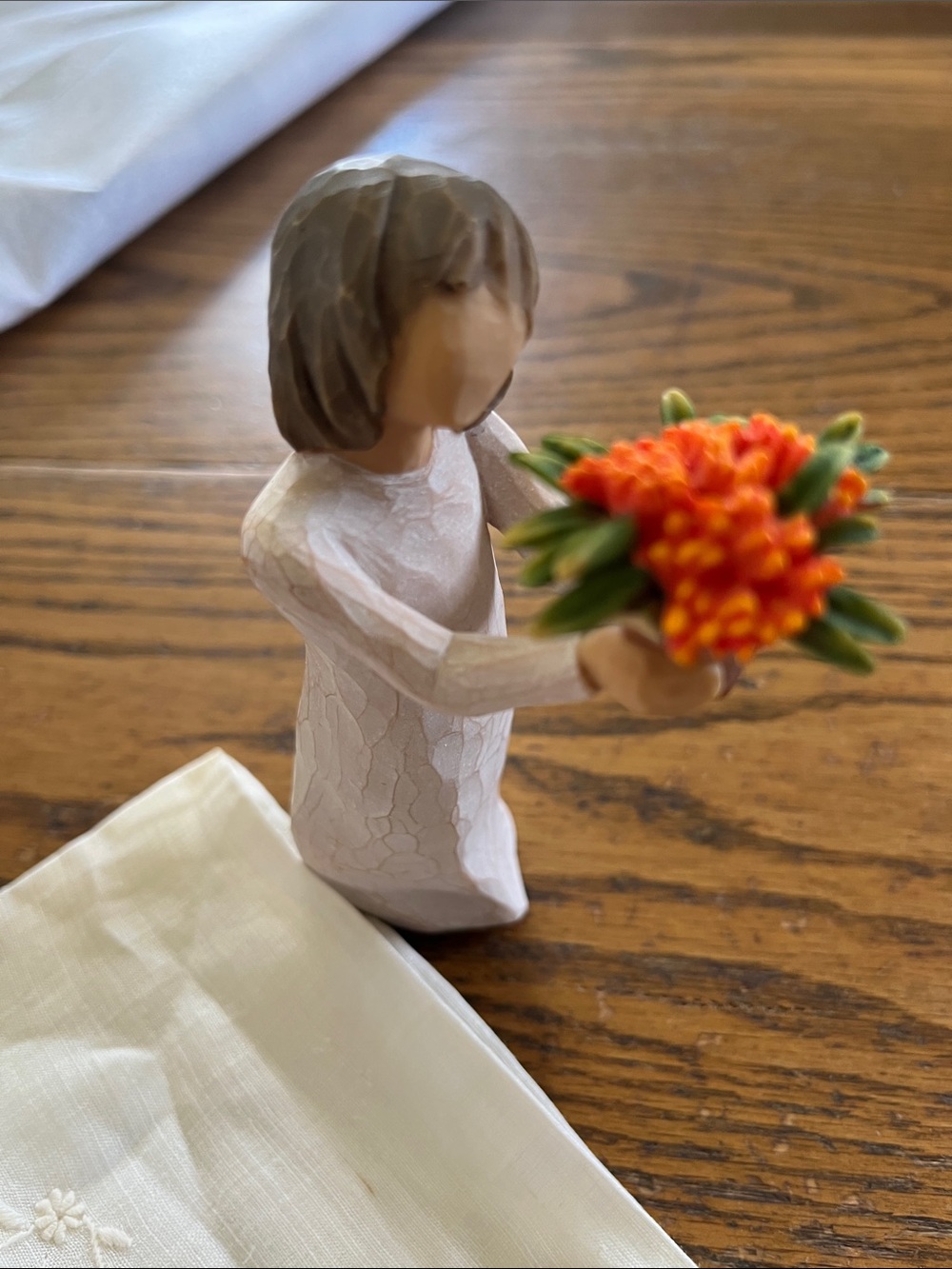 Willow tree Little thingsFigurine with Orange Floral Bouquet - Neutral